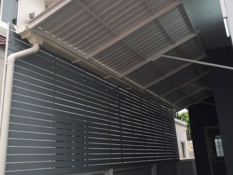 รับติดตั้งระแนงไม้เทียม ระแนงบังตา และรั้วระแนงไม้